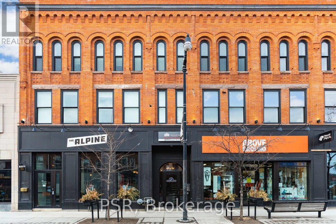 2870-2870 Dundas St W in Toronto, ON - Building Photo