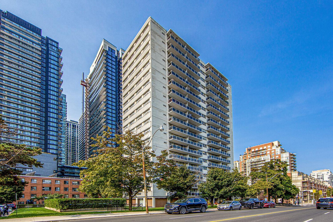 890 Mount Pleasant Apartments in Toronto, ON - Building Photo