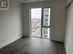 715 Davis Dr in Newmarket, ON - Building Photo - Building Photo