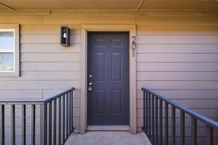 2707 Windswept Cove, Unit 201 in Austin, TX - Building Photo