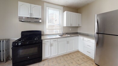 240 Cypress St, Unit 1 in Brookline, MA - Foto de edificio - Building Photo
