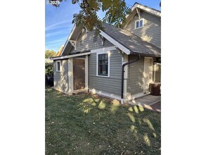 1702 Cedar St in La Grande, OR - Building Photo - Building Photo