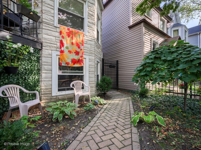 3037 N Elbridge Ave in Chicago, IL - Foto de edificio - Building Photo
