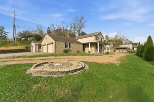 1121 Eastwood Dr in Fairmont, WV - Building Photo