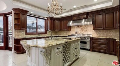 332 S Almont Dr in Beverly Hills, CA - Building Photo - Building Photo