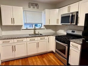 609 King Philip St, Unit 2 in Fall River, MA - Foto de edificio - Building Photo