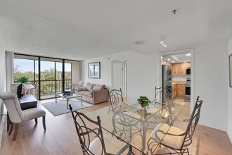 7835 Lakeside Blvd in Boca Raton, FL - Foto de edificio - Building Photo