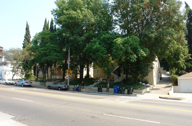 3304 Barham Blvd in Los Angeles, CA - Foto de edificio - Building Photo