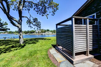 3 Middle Pond Ln in Southampton, NY - Building Photo - Building Photo