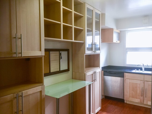 933 E 1st St, Unit 8 in Long Beach, CA - Foto de edificio - Building Photo