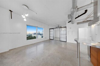 10 SW South River Dr, Unit Phi15 in Miami, FL - Building Photo - Building Photo