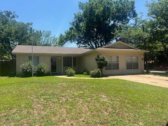 2218 Clover Park Dr in Arlington, TX - Building Photo