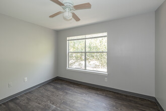 La Estancia Apartments in Weslaco, TX - Building Photo - Interior Photo