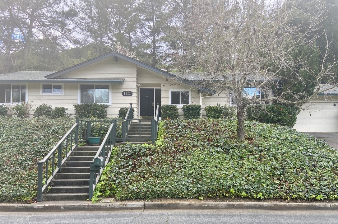 1882 Camino Pablo in Moraga, CA - Foto de edificio