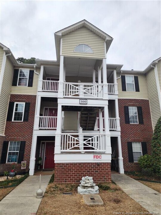 300 Bubble Creek Ct in Fayetteville, NC - Building Photo