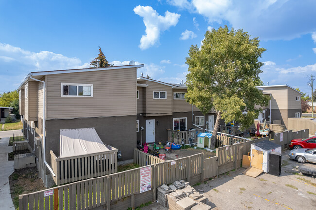 904 43 St SE in Calgary, AB - Building Photo - Building Photo