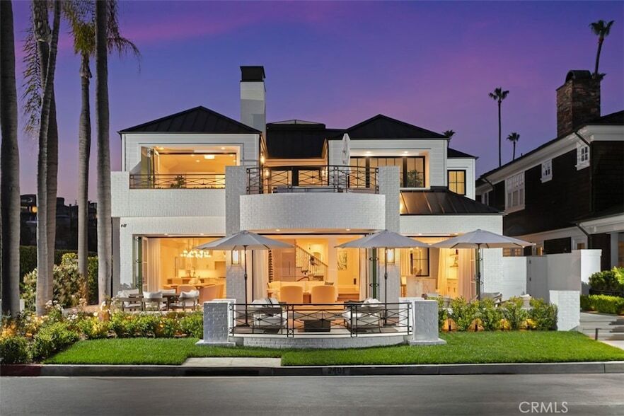 2401 Bayshore Dr in Newport Beach, CA - Building Photo