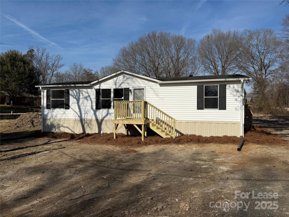 303 Elizabeth Ave in Lincolnton, NC - Building Photo