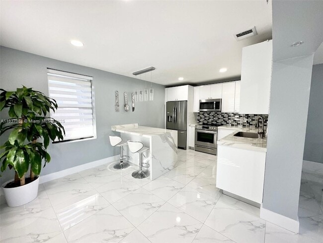 460 NE 169th St in North Miami Beach, FL - Building Photo - Building Photo