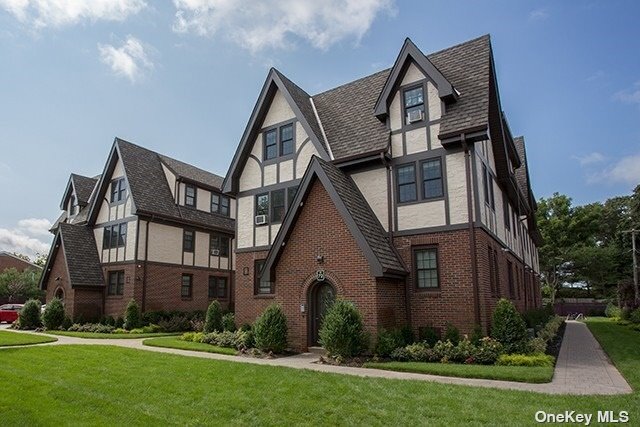 74 S Clinton Ave, Unit 74-1B in Bay Shore, NY - Building Photo