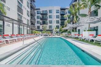 Wallace on Sunset in Los Angeles, CA - Foto de edificio - Building Photo