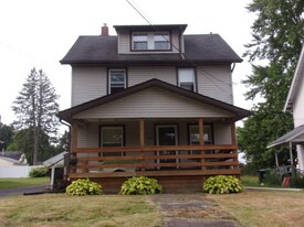 1216 Edgewood St NE in Warren, OH - Building Photo