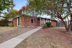 2105 Victoria Rd in Carrollton, TX - Building Photo