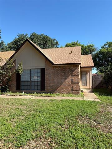 658 Stonehenge Dr in Grand Prairie, TX - Building Photo