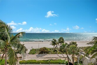 5415 Collins Ave in Miami Beach, FL - Foto de edificio - Building Photo