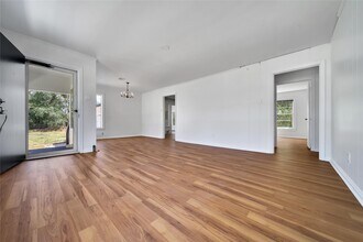 504 N Magnolia Dr in Conroe, TX - Foto de edificio - Building Photo