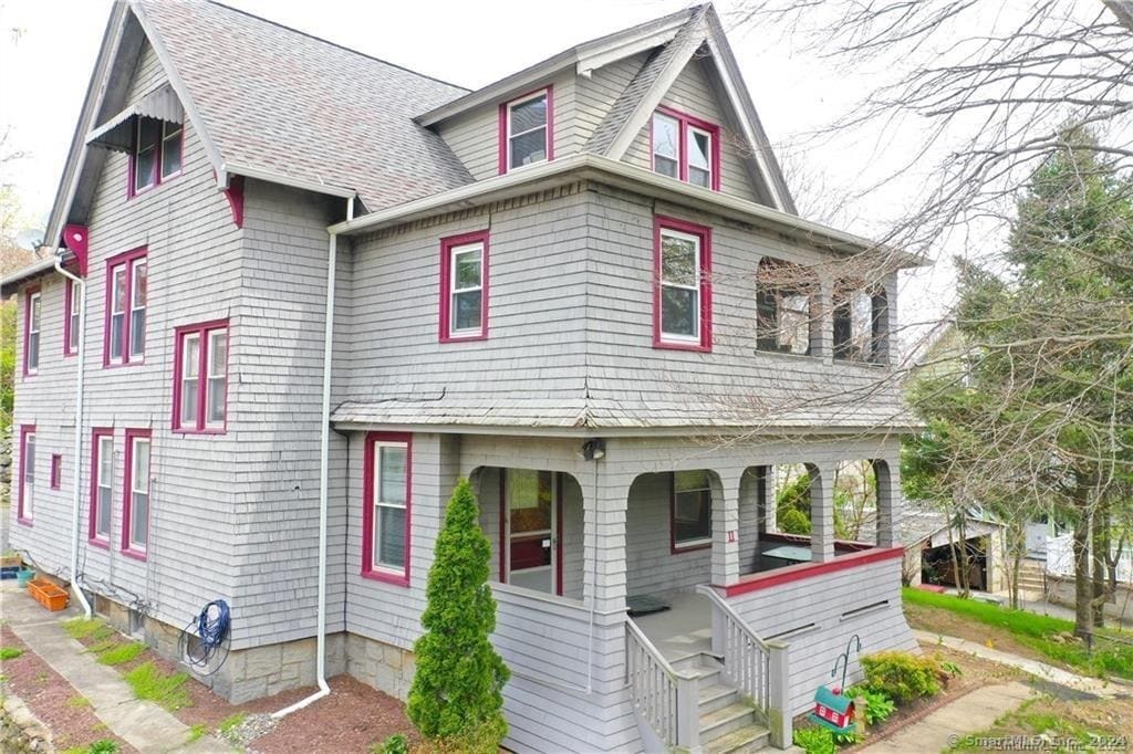 11 Southview St in Naugatuck, CT - Building Photo