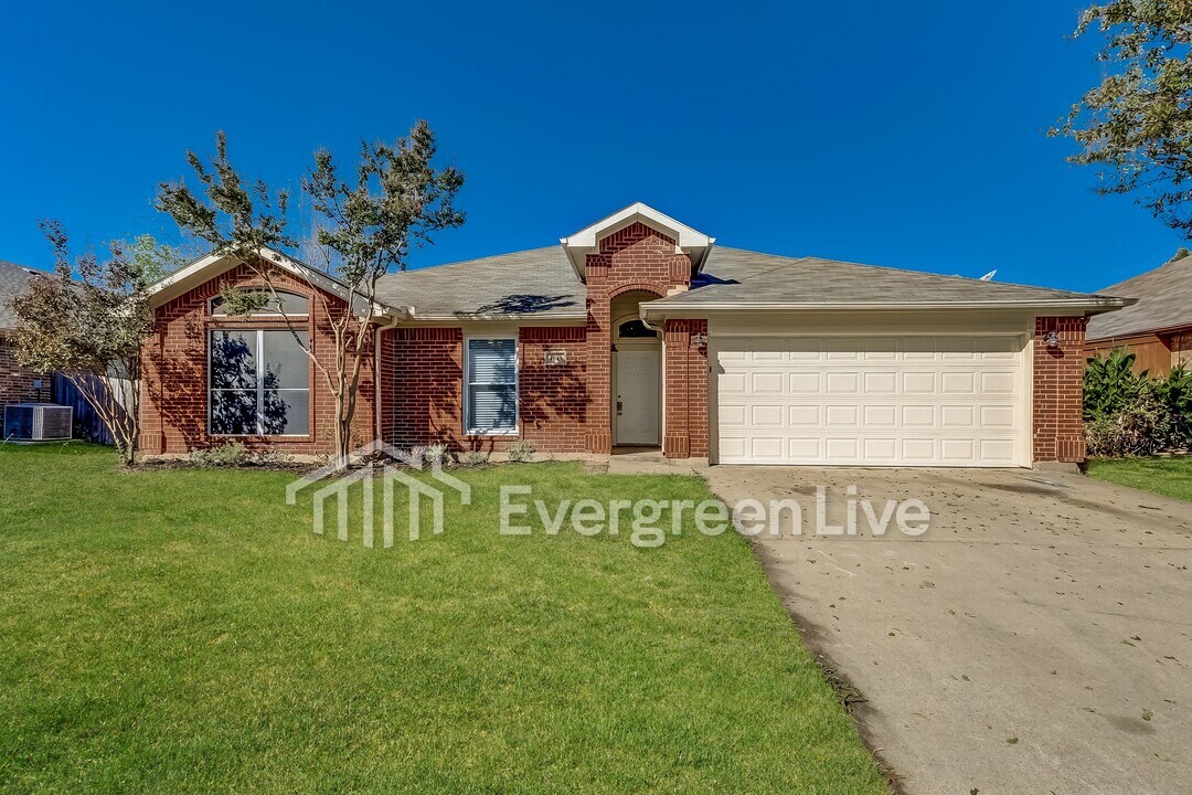 4643 Yellowleaf Dr in Grand Prairie, TX - Building Photo