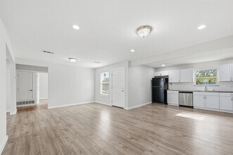 1032 Hoke Smith Dr in Dallas, TX - Foto de edificio - Building Photo