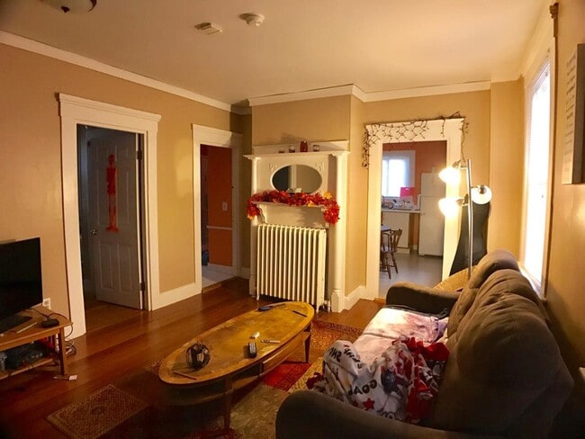 33 Dennison St, Unit 1 in Newport, RI - Foto de edificio - Building Photo