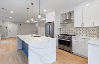 30 Dighton St, Unit 2 in Boston, MA - Foto de edificio - Building Photo