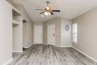 1533 Marsh Wood Dr, Unit 5 in Seffner, FL - Foto de edificio - Building Photo