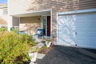 106 Rambling Brook Rd in Chappaqua, NY - Foto de edificio - Building Photo