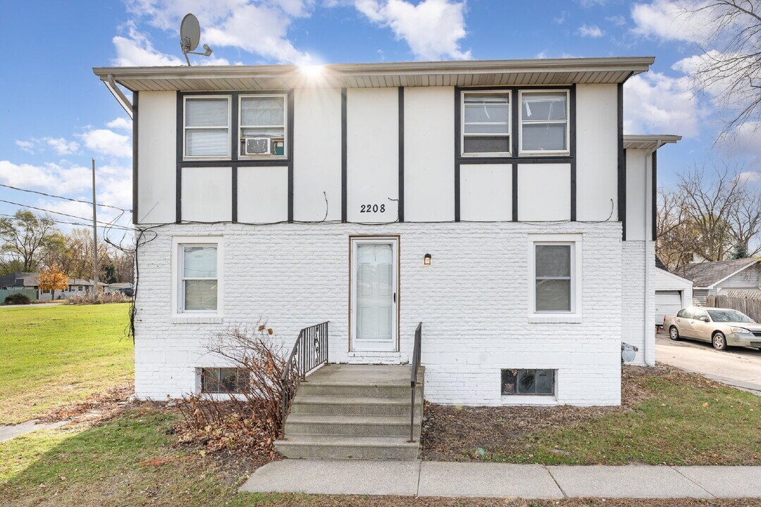 2208 Bay City Rd in Midland, MI - Building Photo