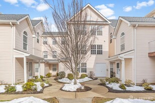 421 Plymouth Rd in North Brunswick, NJ - Building Photo