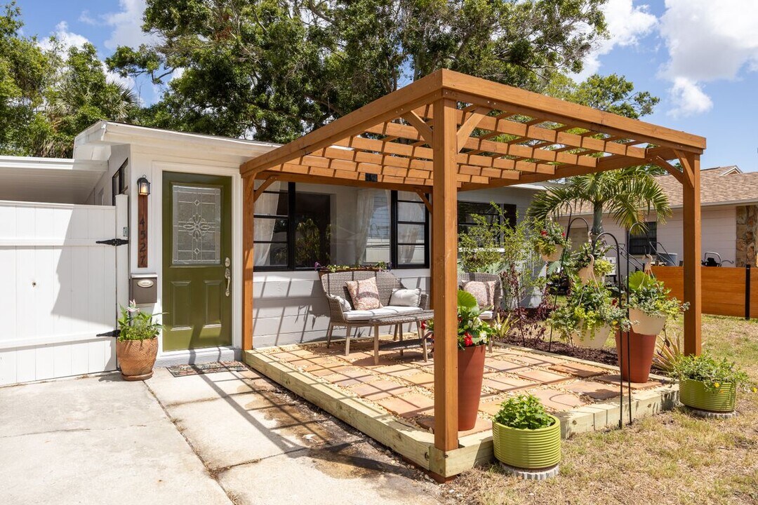 4527 24th Ave S in St. Petersburg, FL - Building Photo