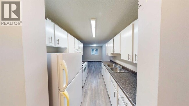 10028-10105 105 Ave in Grande Prairie, AB - Building Photo - Building Photo