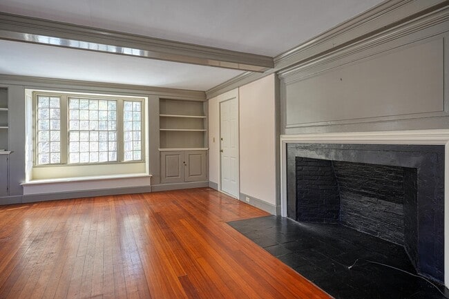 209 Main St, Unit Second Floor - B, Unit Second Floor - B