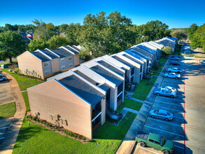 Cambridge Court in Nacogdoches, TX - Foto de edificio - Building Photo