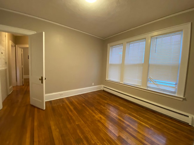 2042 Genesee St, Unit 1 in Utica, NY - Foto de edificio - Building Photo