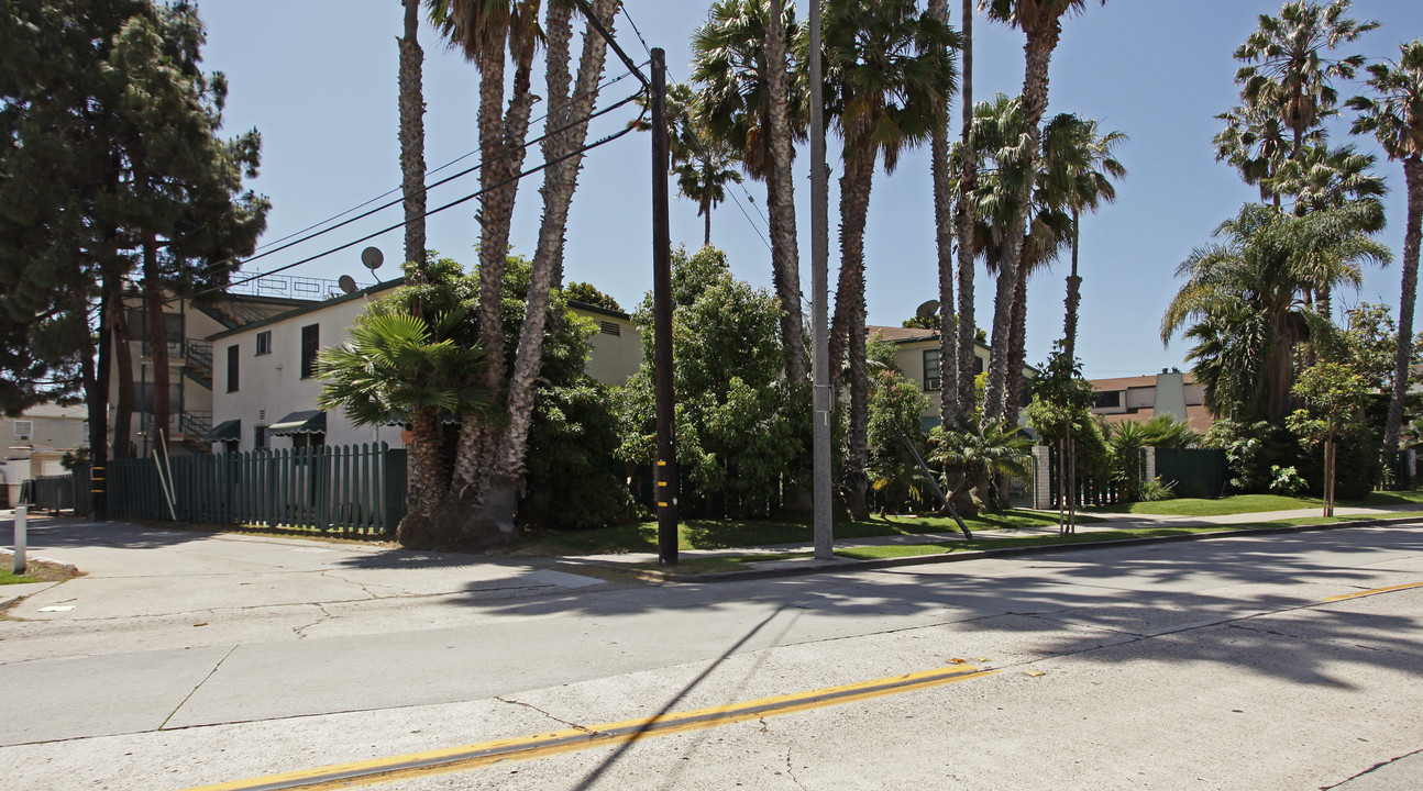 5120 Livingston Dr in Long Beach, CA - Foto de edificio