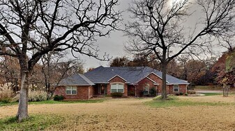 1590 Deerwood Tr in Edmond, OK - Building Photo