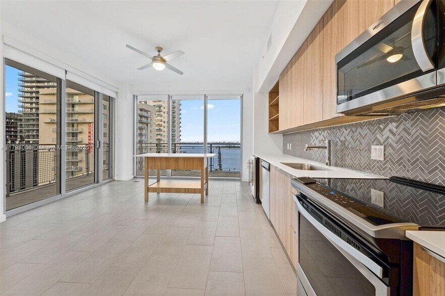 2150 N Bayshore Dr, Unit 0501 in Miami, FL - Building Photo