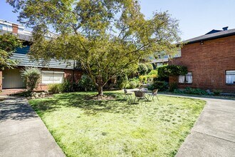 Boylston Court in Seattle, WA - Building Photo - Interior Photo