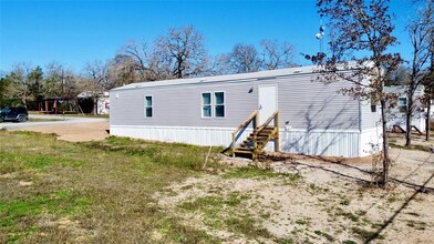 109 Thunderbird Dr in Smithville, TX - Foto de edificio - Building Photo