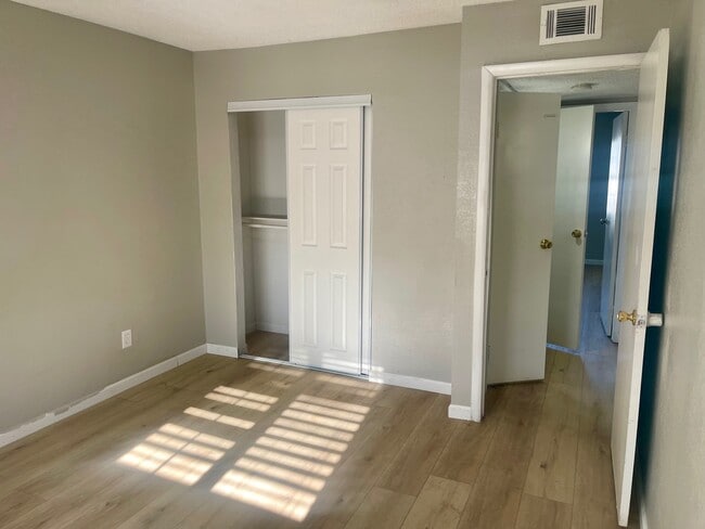 320 Champlin Ave in Henderson, NV - Foto de edificio - Building Photo